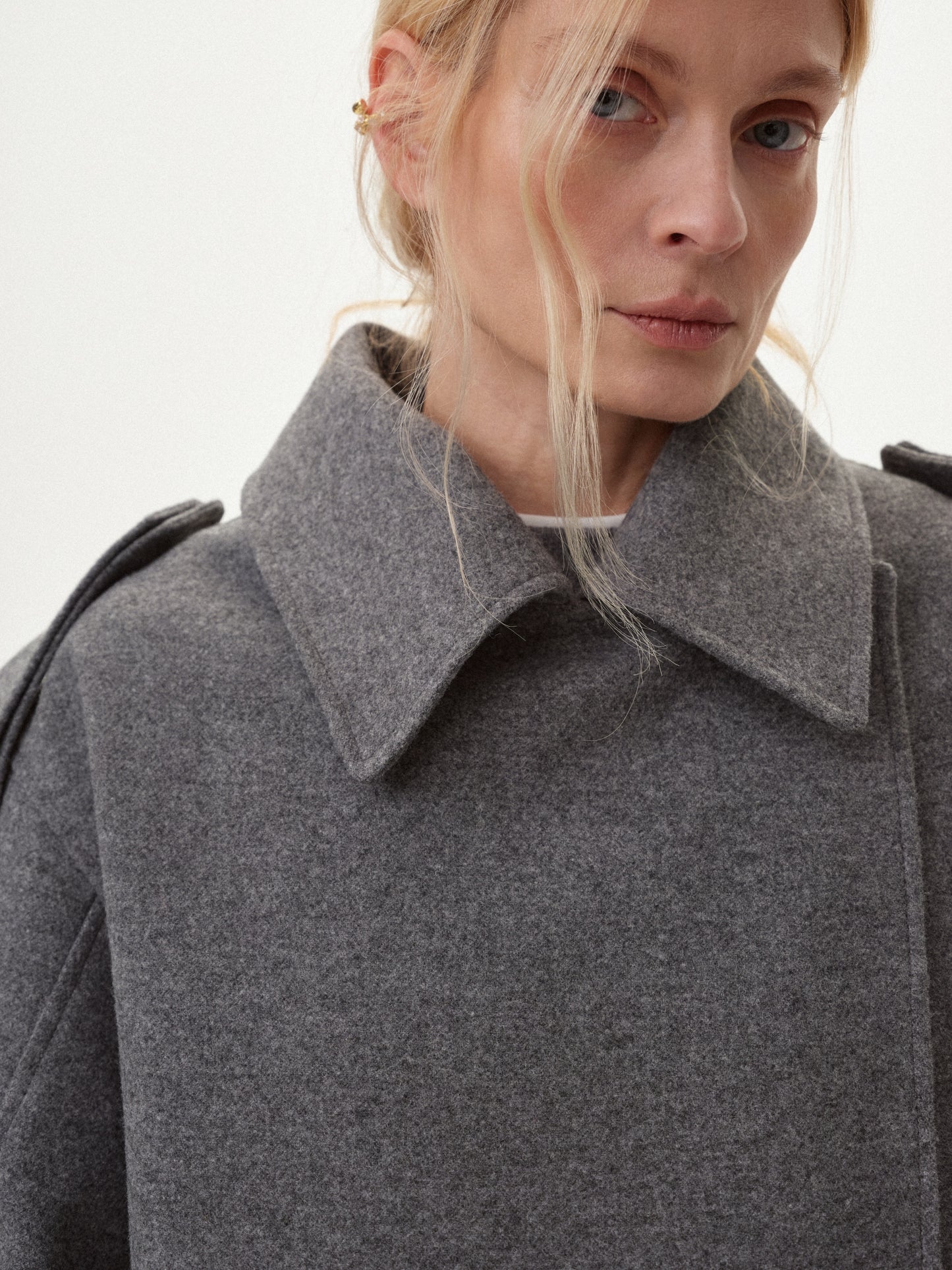 Вкорочене сіре пальто - жакет з вовни  COUTURE