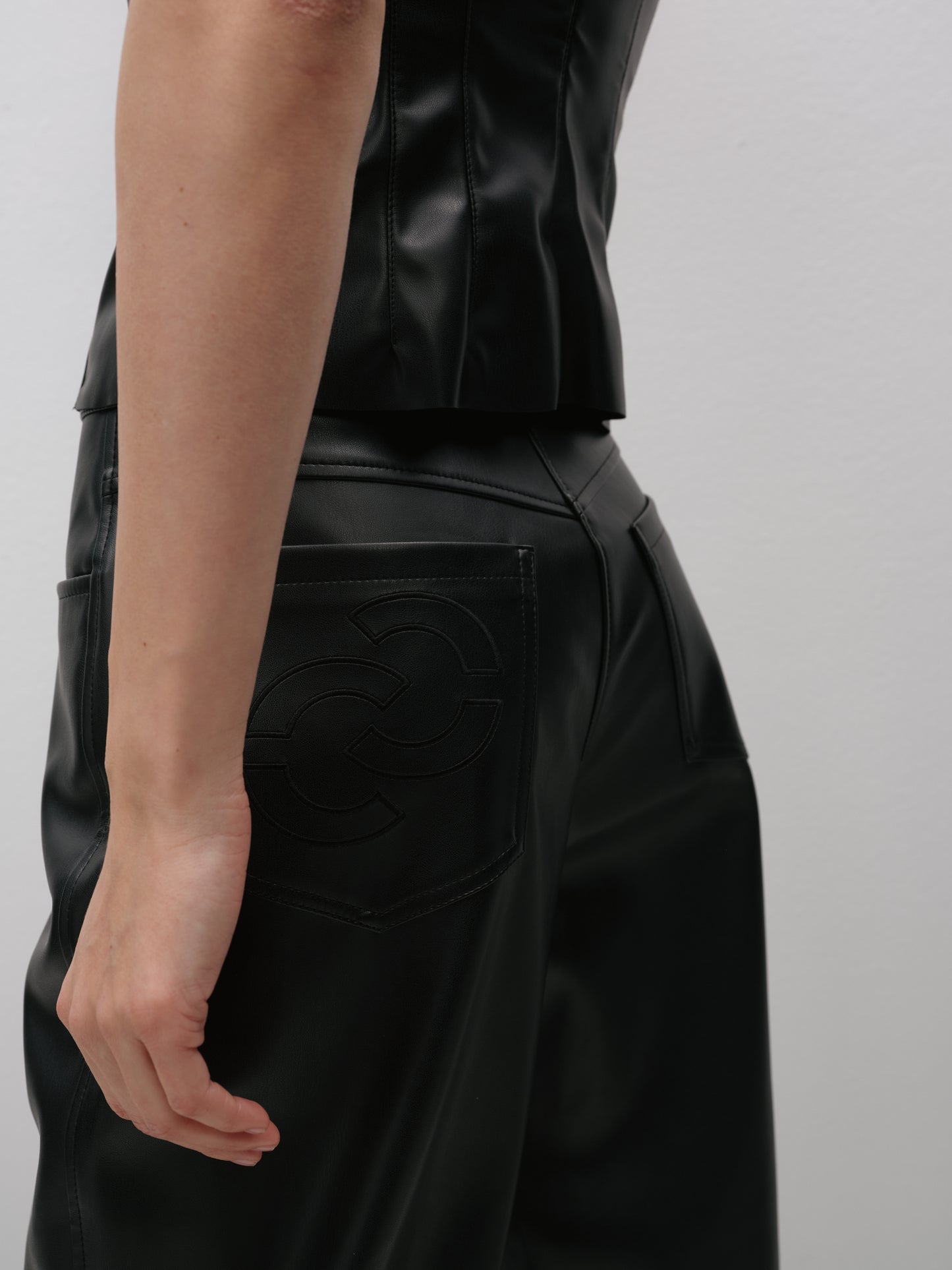 Штани еко-шкіра вільного крою чорні з вишивкою