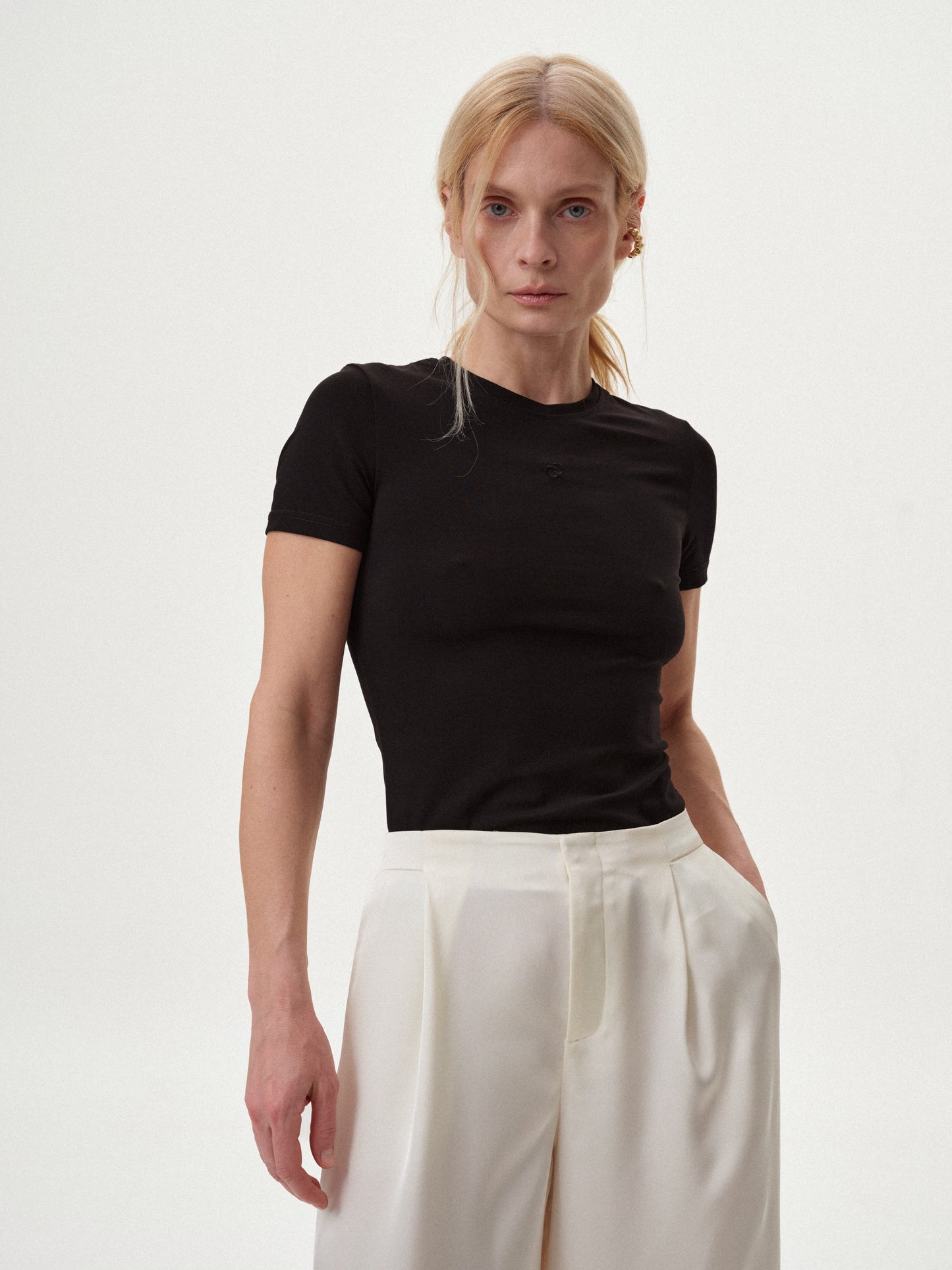 Футболка приталена чорна з лого