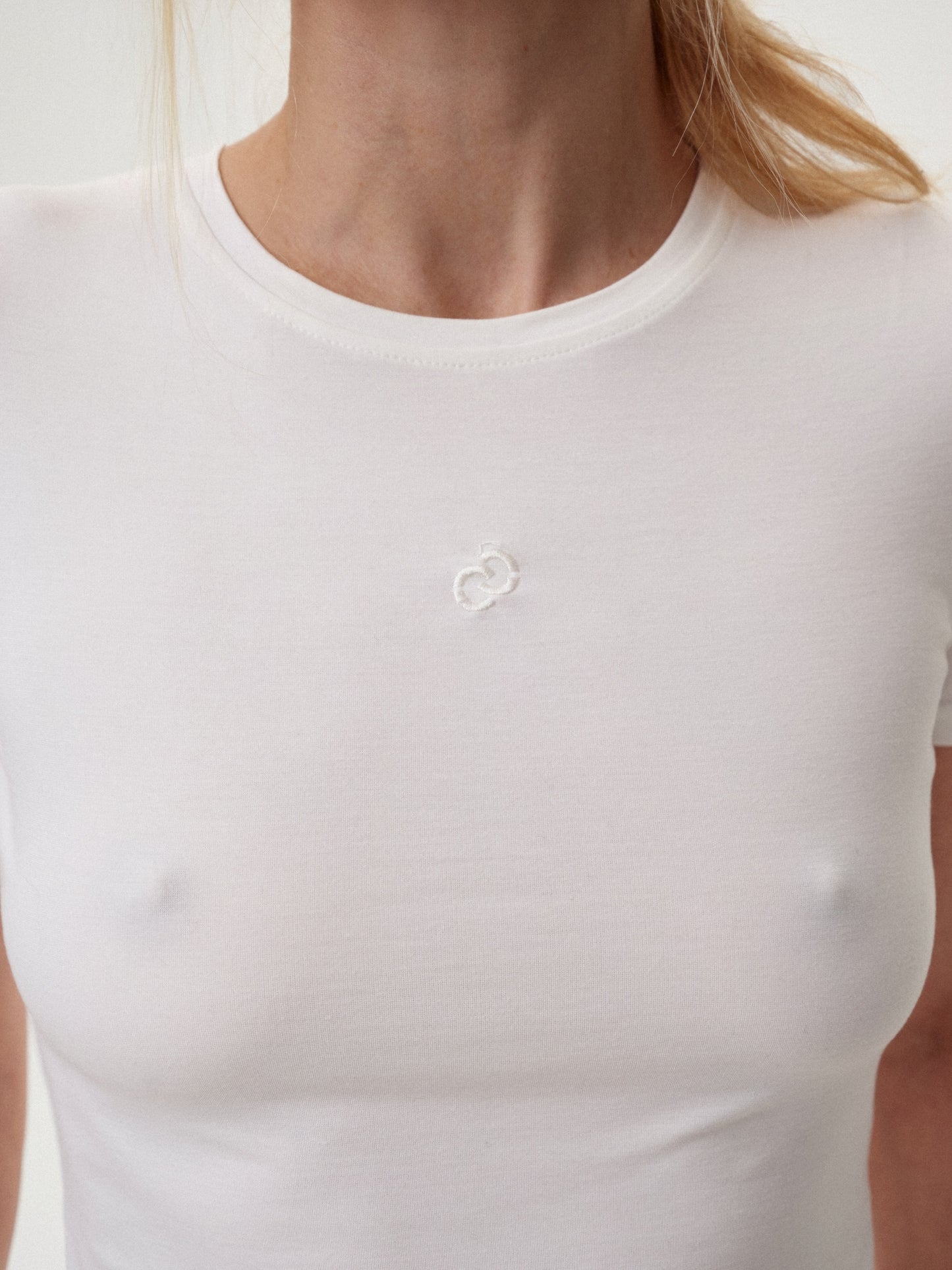 Футболка приталена молочна з лого
