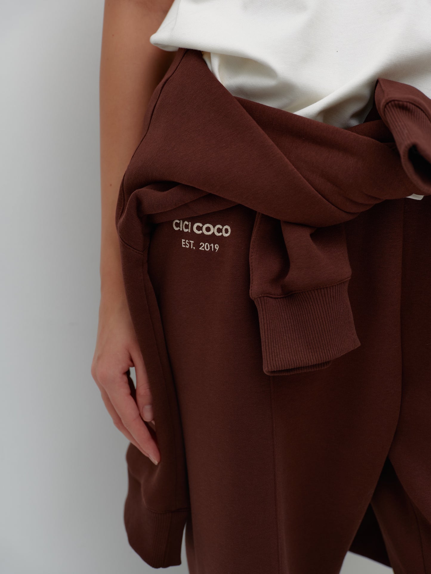 Brown insulated pants with embroidery