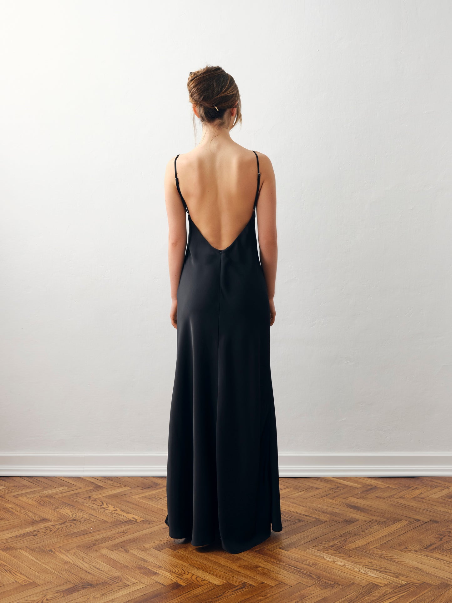Сатинова чорна сукня з вирізом на спині
