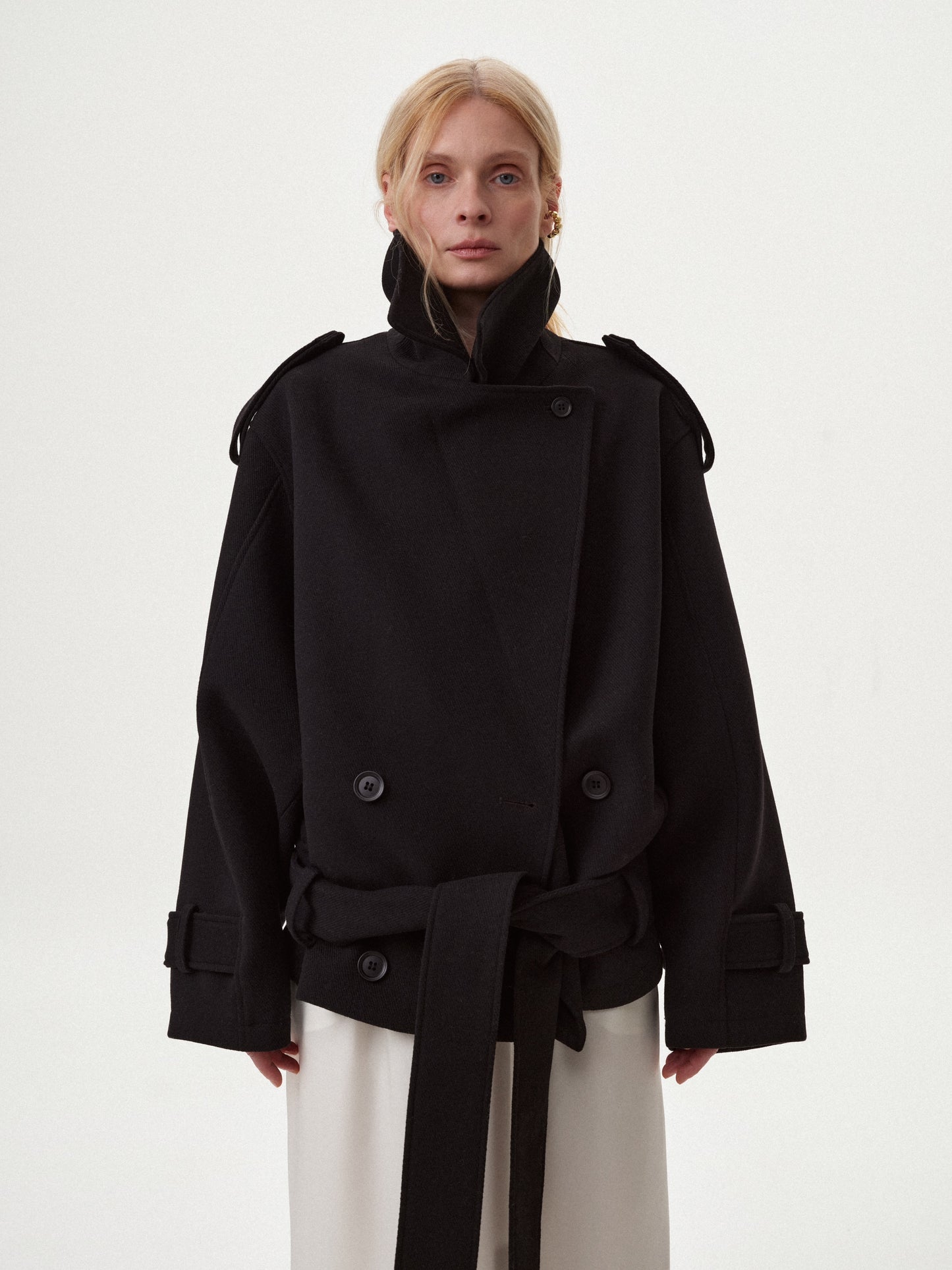 Вкорочене чорне пальто - жакет з вовни COUTURE