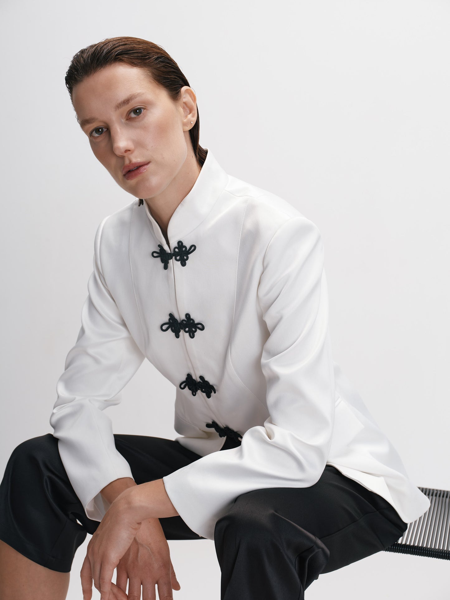 Сатиновий білий жакет з вузловими застібками COUTURE