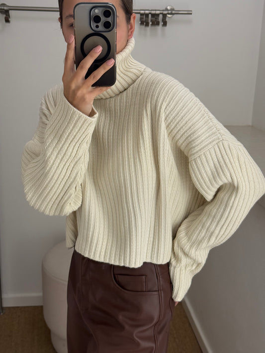 Светр короткий молочний