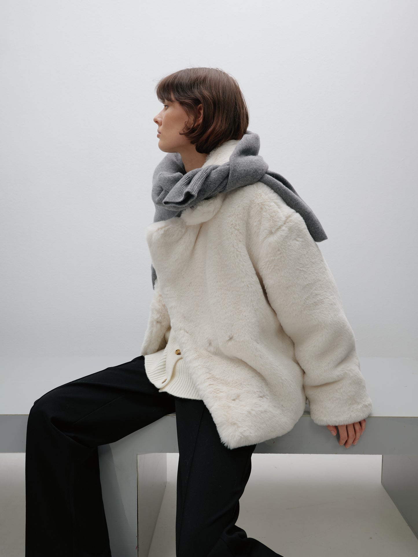 Шуба молочна з гладким хутром