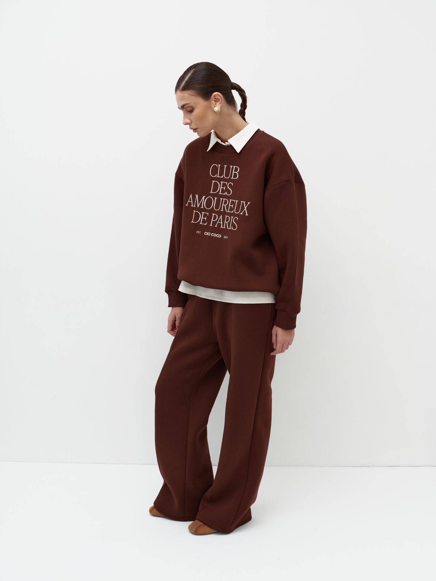 Fleece sweatshirt with embroidery brown.