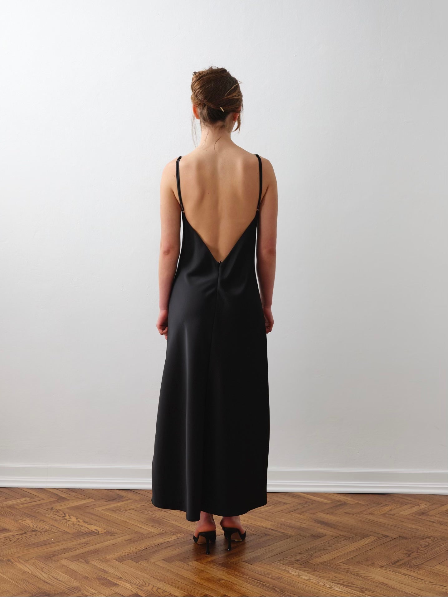 Сатинова чорна сукня з вирізом на спині