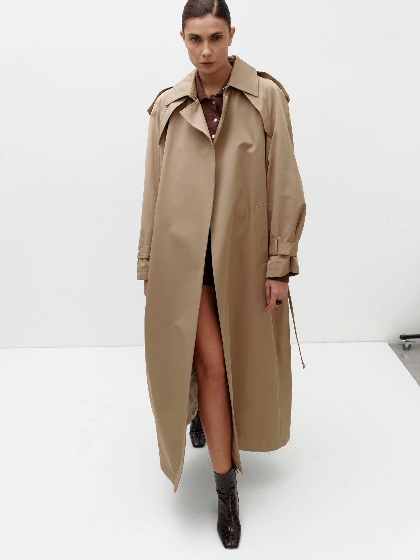 BEIGE TRENCH COAT