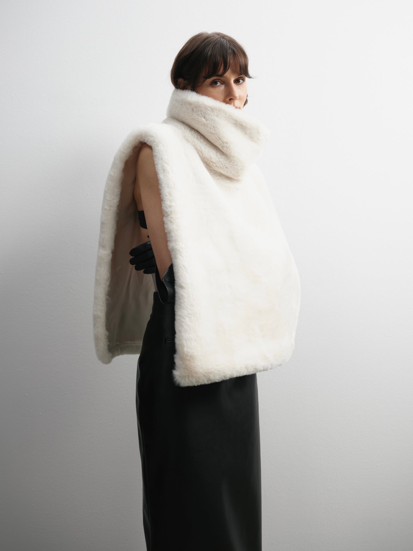 Манішка молочна з гладким хутром