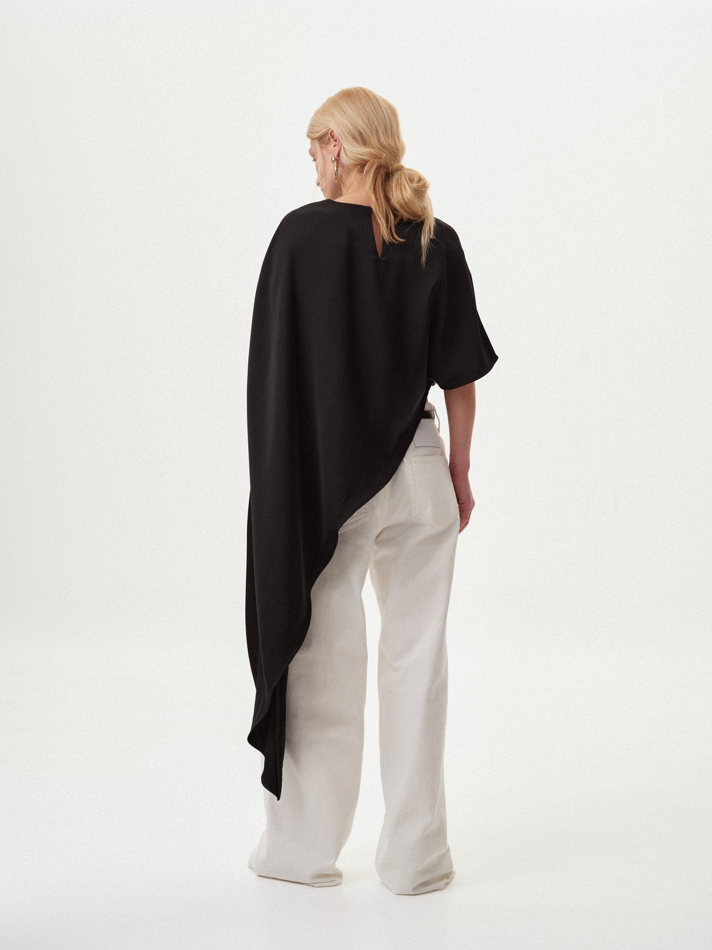 Топ з асиметрією чорний сатиновий