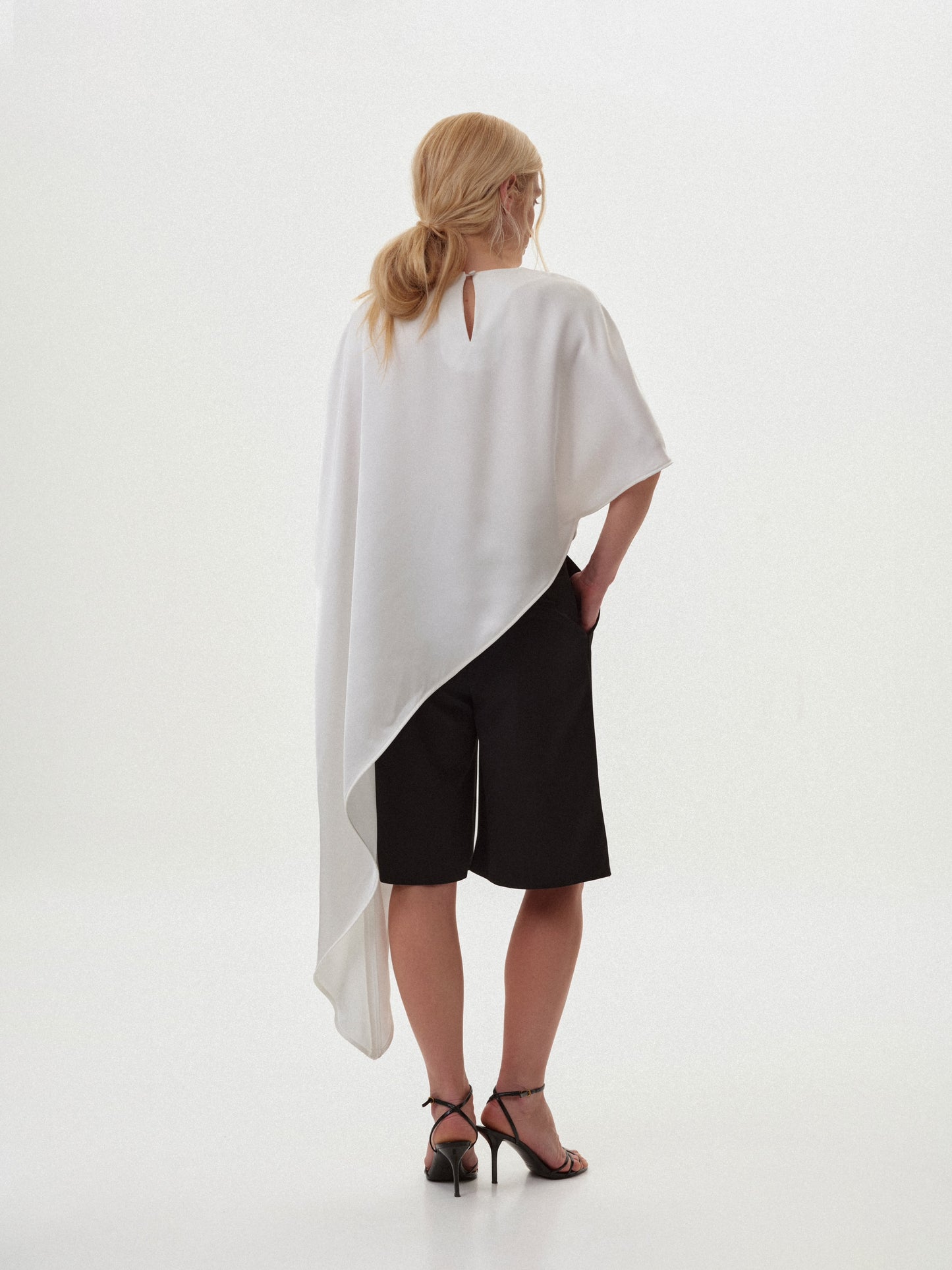 Топ з асиметрією молочний сатиновий