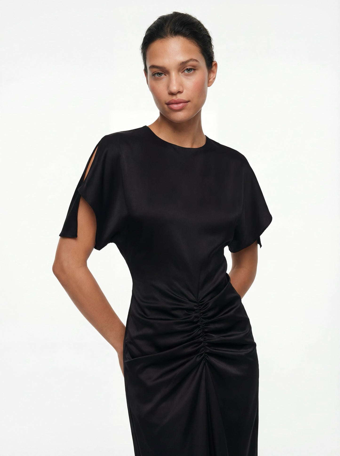 Сатинова чорна сукня з драпіруванням