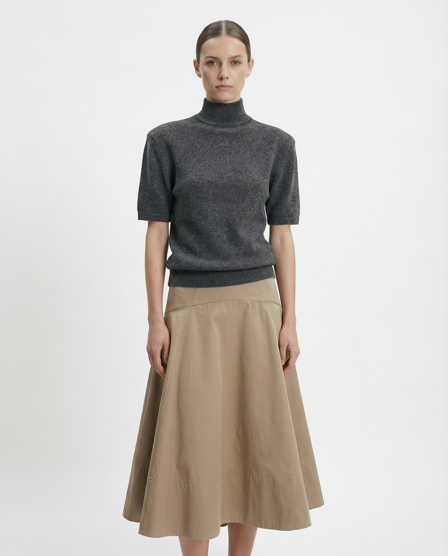 Вовняний гольф на короткий рукав з акцентними плечима графітовий