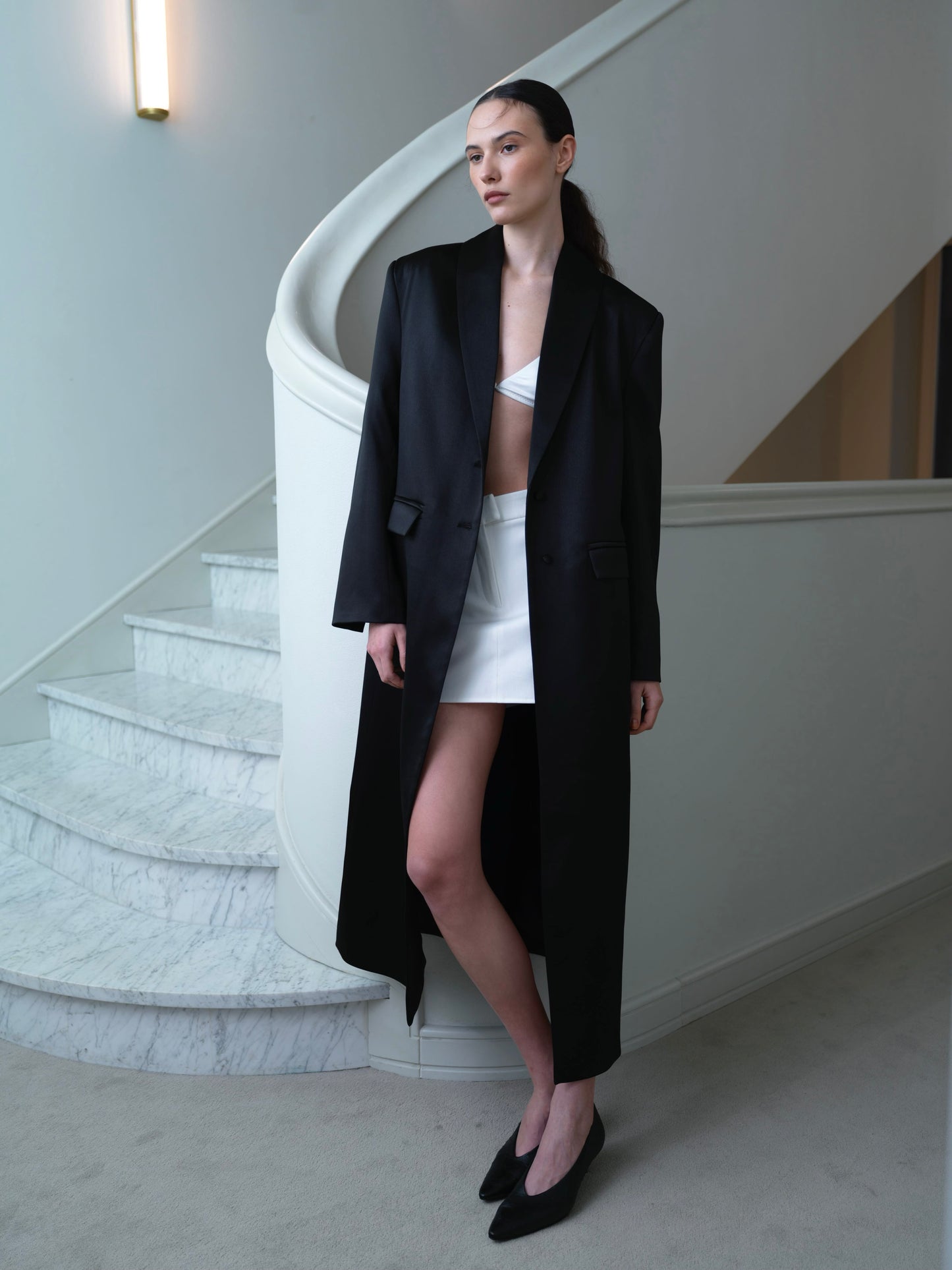 Сатиновий чорний жакет у максі довжині