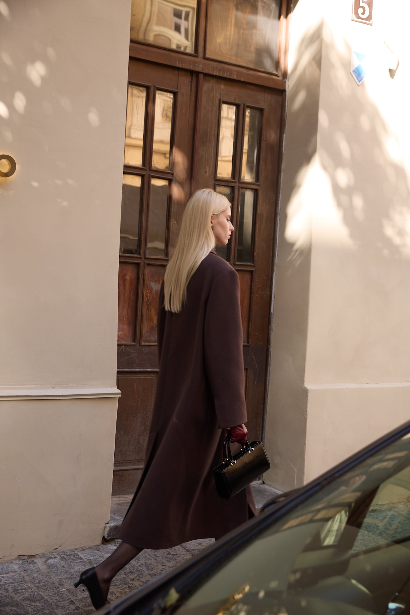 Пальто оверсайз прямого крою коричневе COUTURE