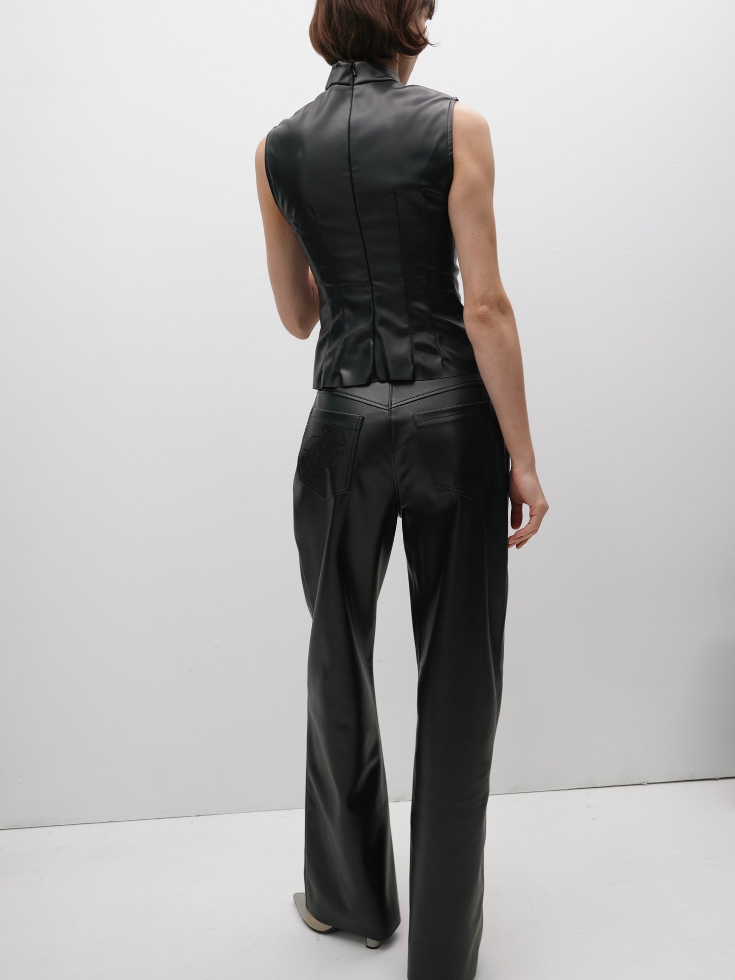 Штани еко-шкіра вільного крою чорні з вишивкою