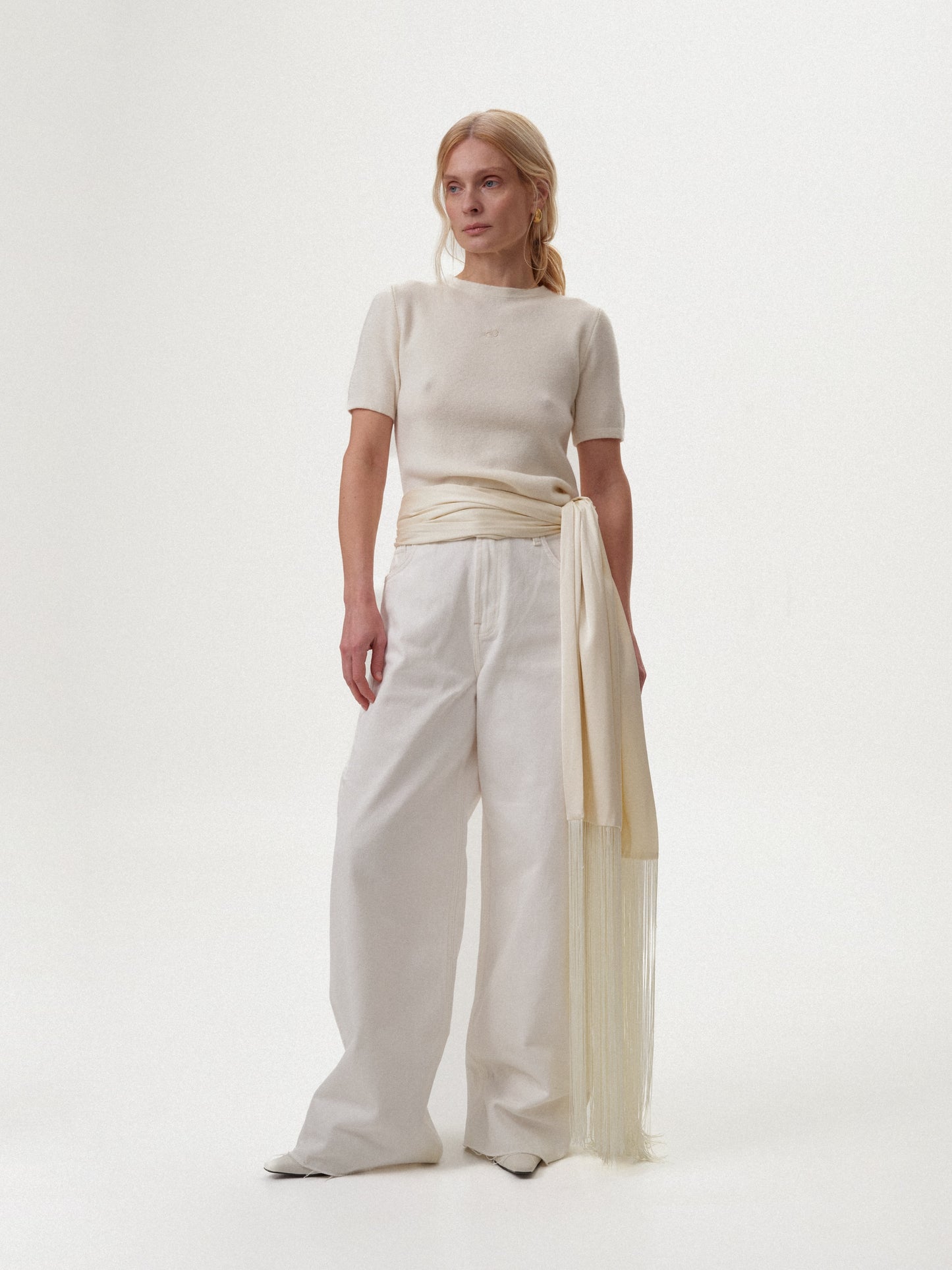 В'язана молочна футболка з лого