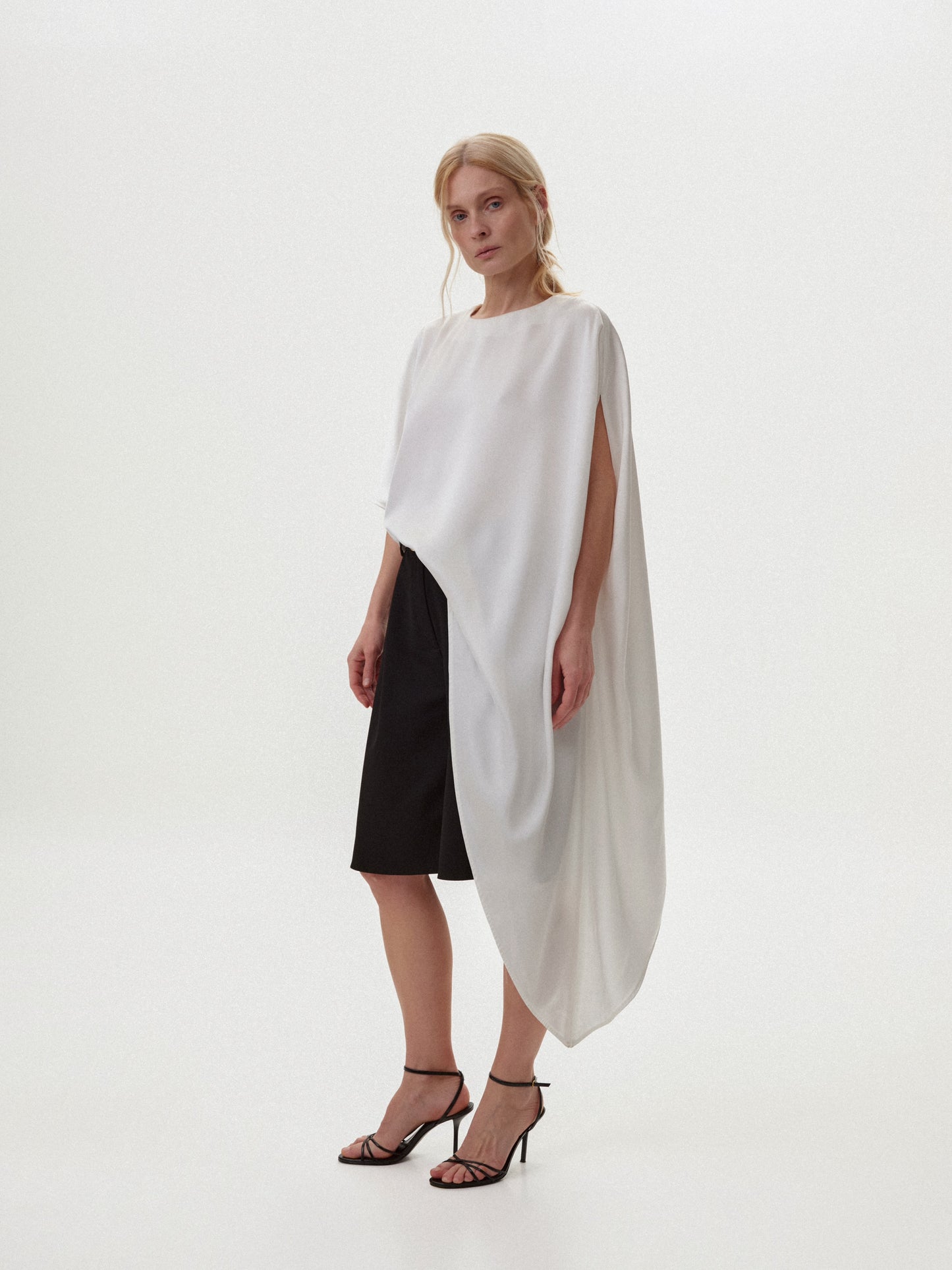 Топ з асиметрією молочний сатиновий