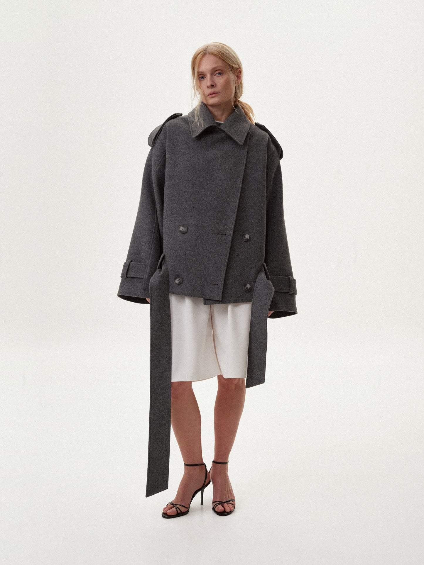 Вкорочене сіре пальто - жакет з вовни  COUTURE