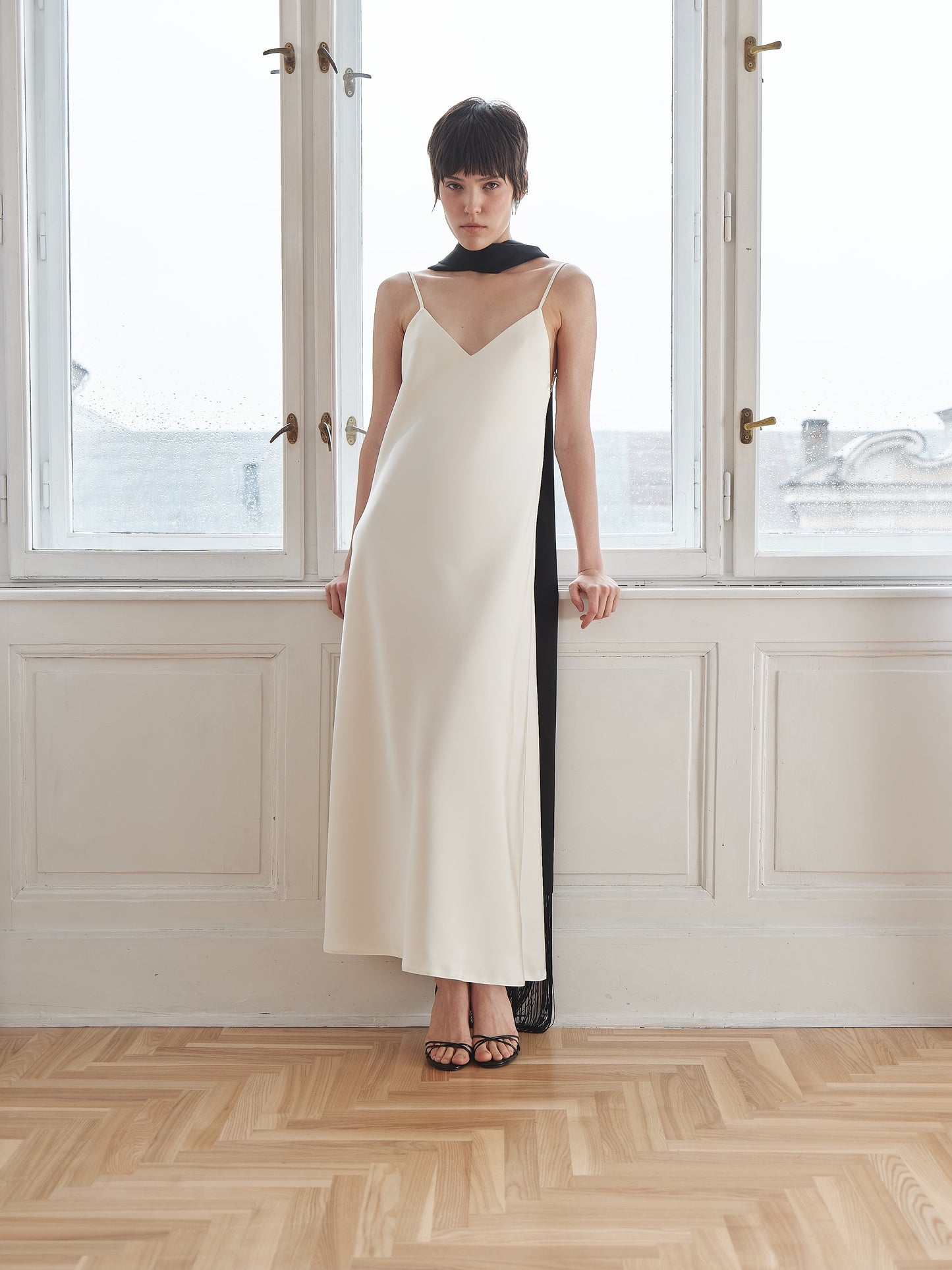 Сатинова молочна сукня з вирізом на спині