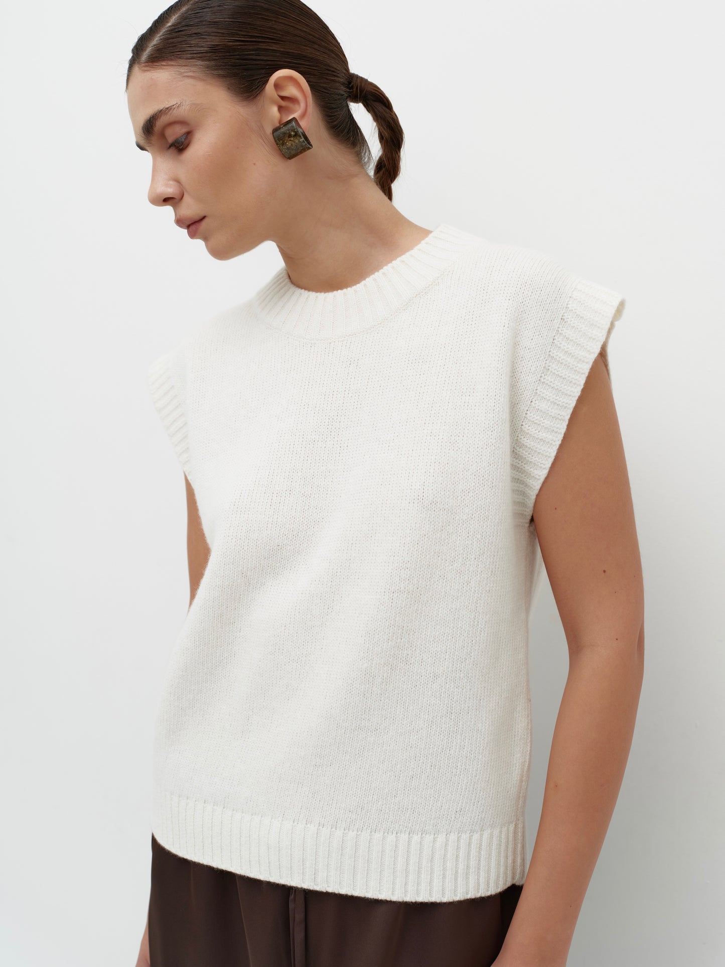 Knit vest in milk