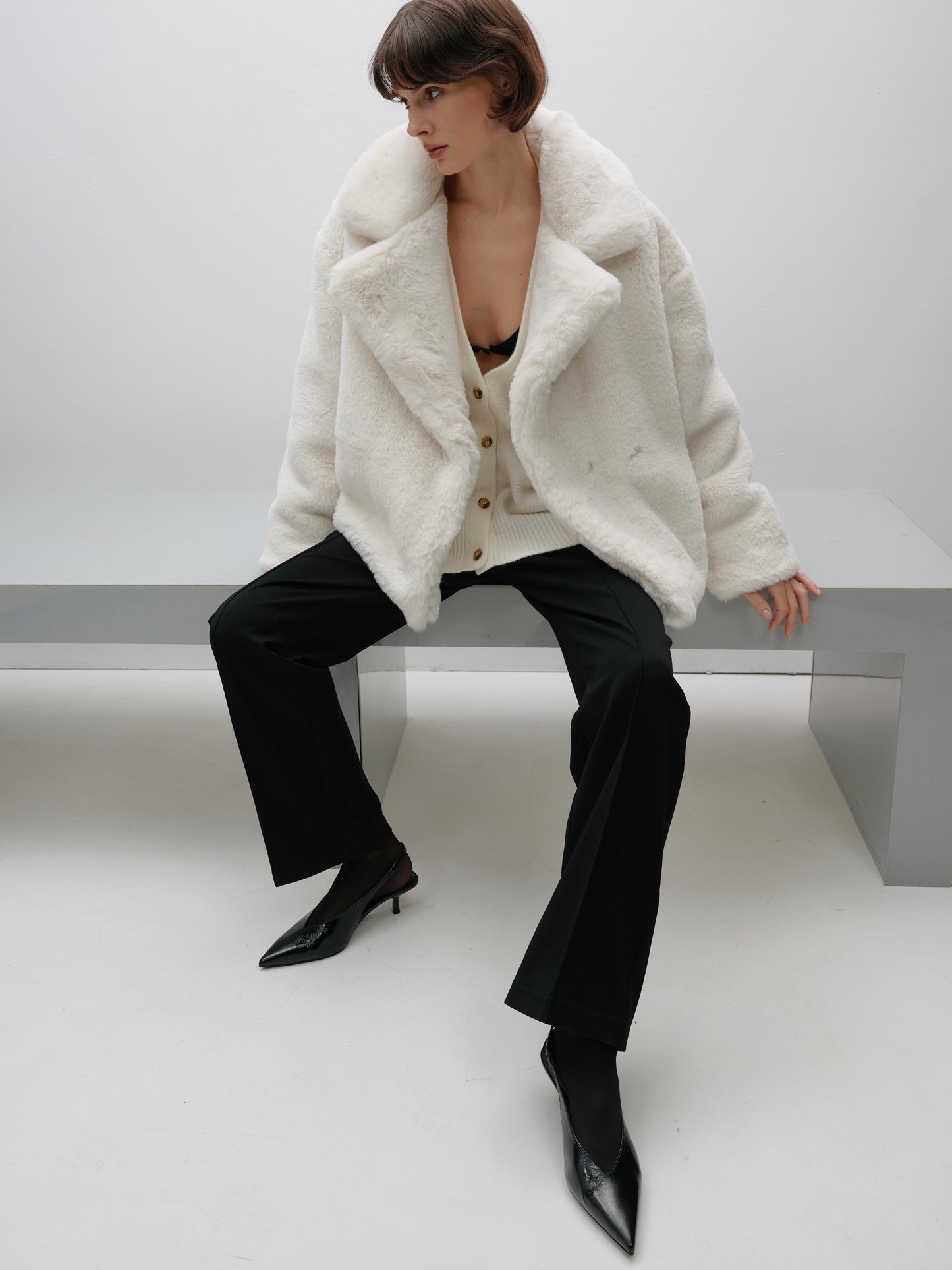 Шуба молочна з гладким хутром