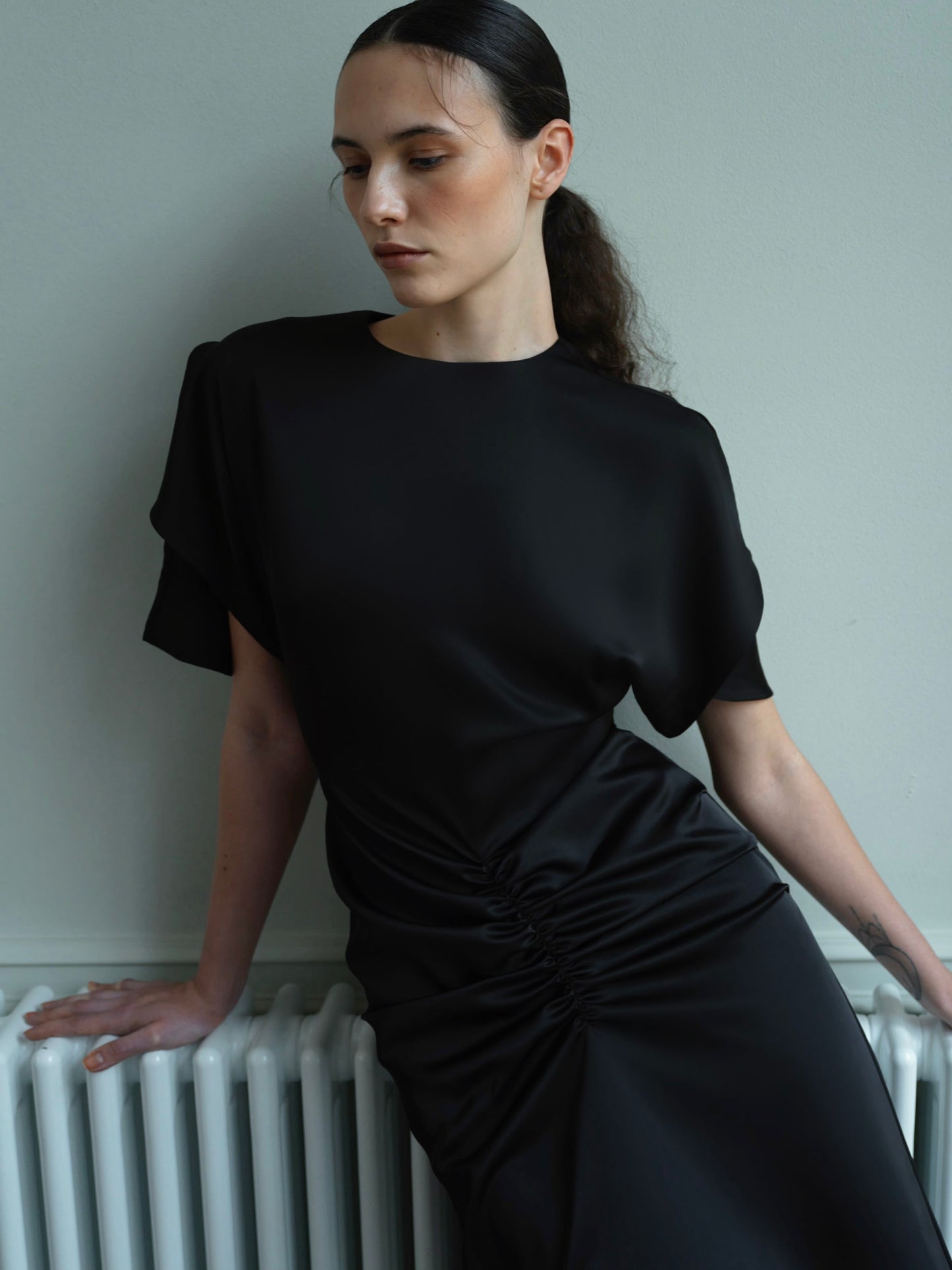 Сатинова чорна сукня з драпіруванням