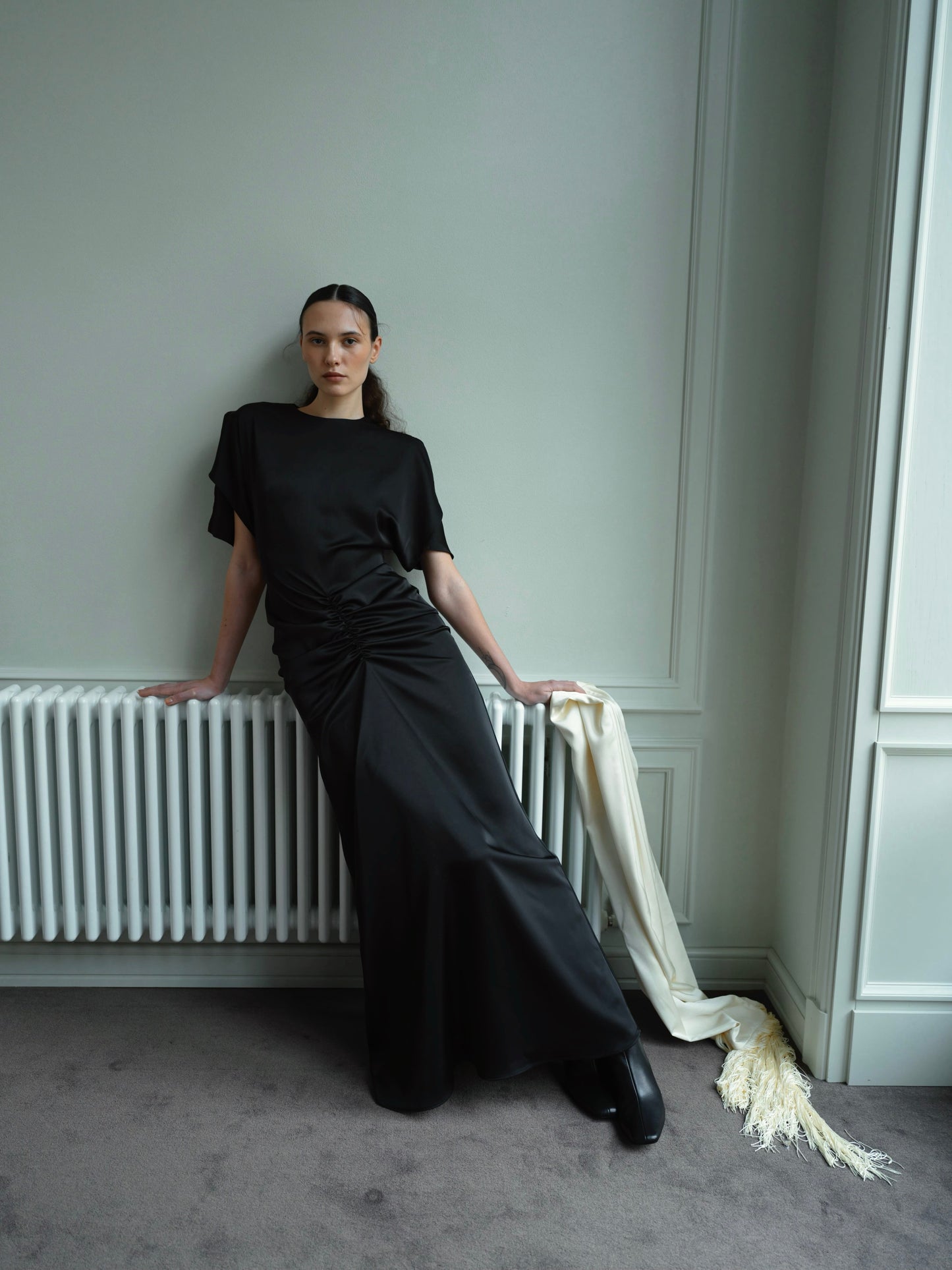 Сатинова чорна сукня з драпіруванням