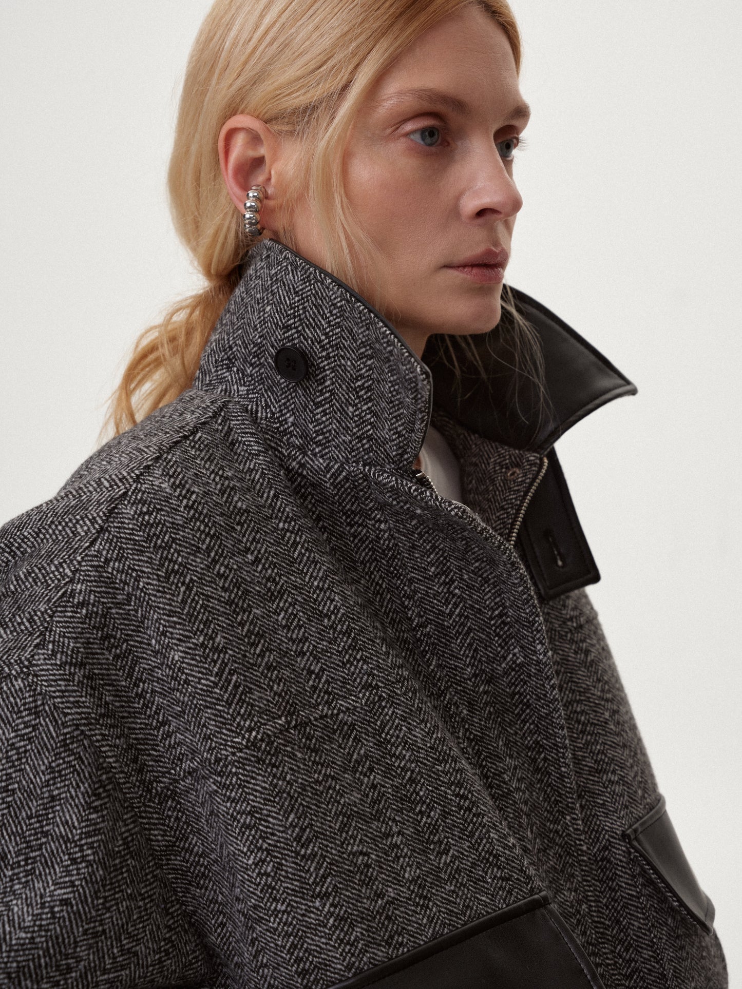 Бомбер зі шкіряними вставками