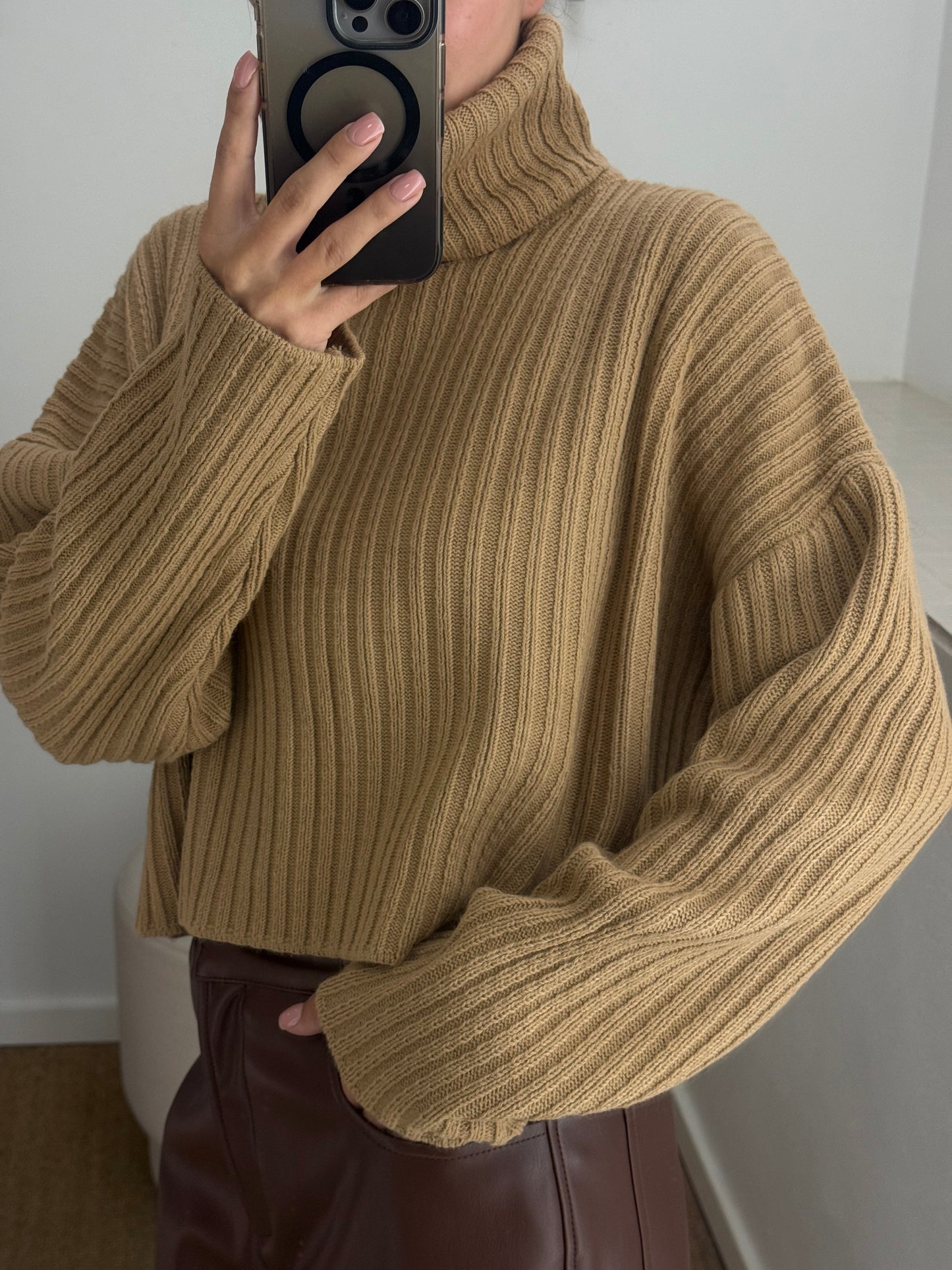 Светр короткий бежевий