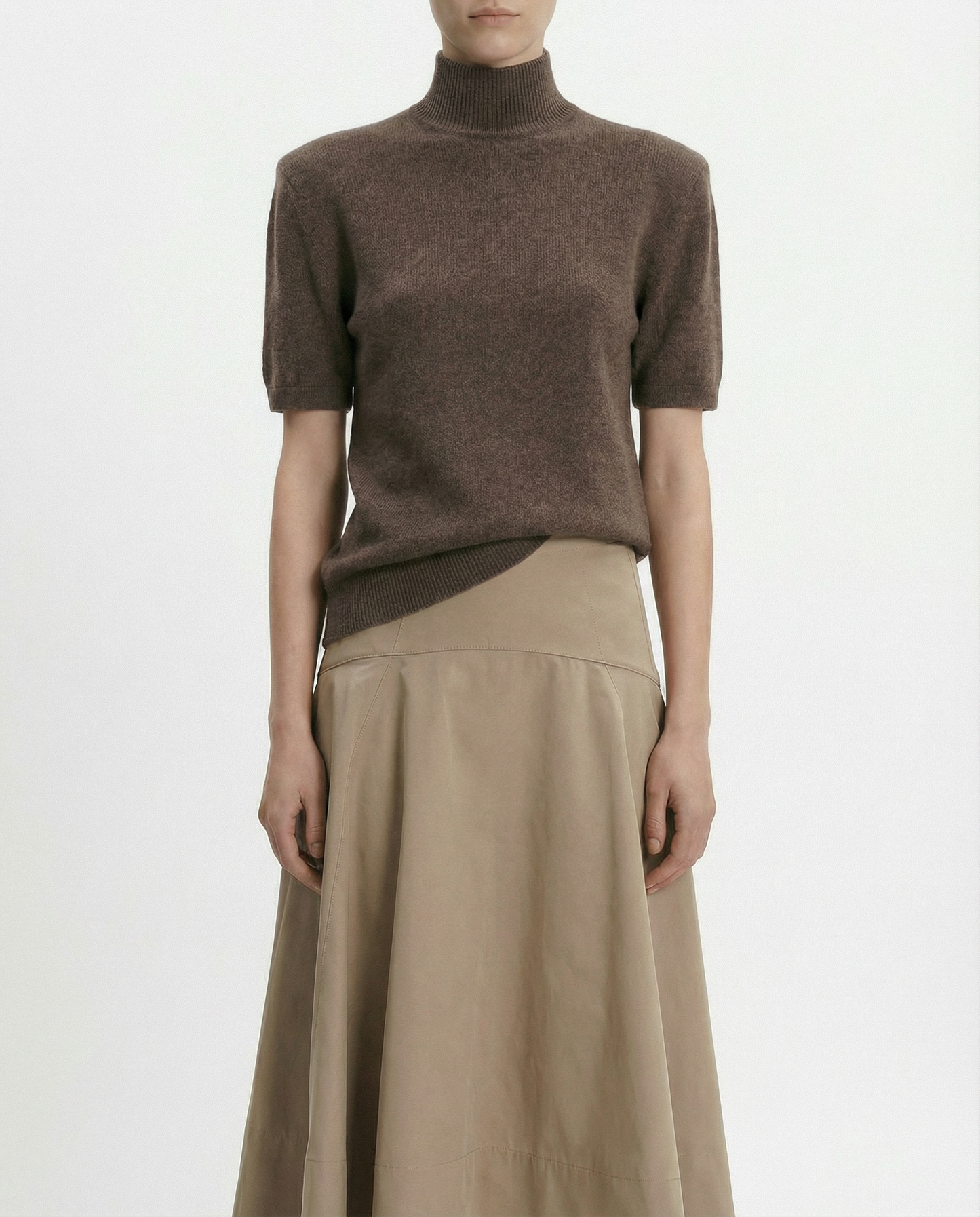 Вовняний гольф на короткий рукав з акцентними плечима бежевий