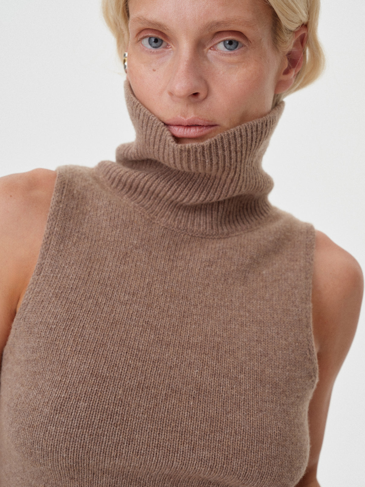 Вовняний гольф без рукавів бежевий COUTURE