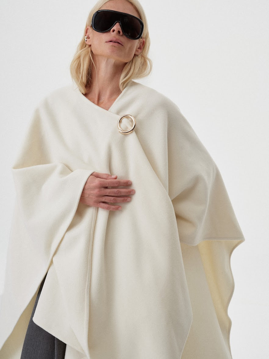 Пончо молочне з металевою брошкою COUTURE