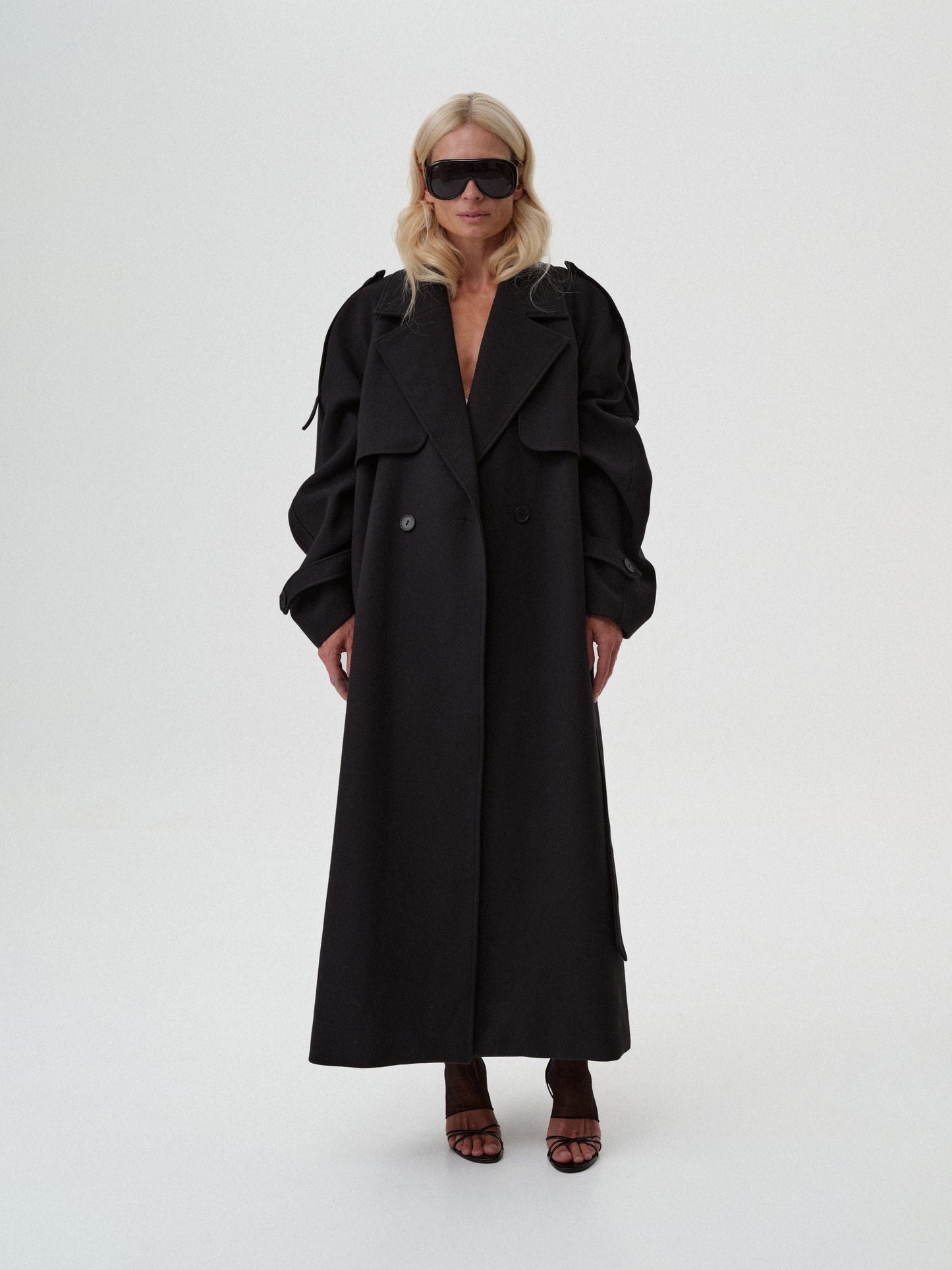 Пальто максі з поясом чорне COUTURE
