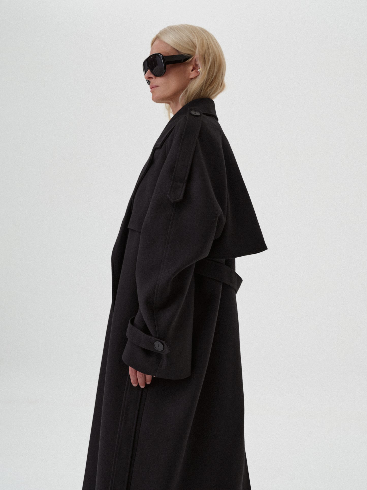 Пальто максі з поясом чорне COUTURE