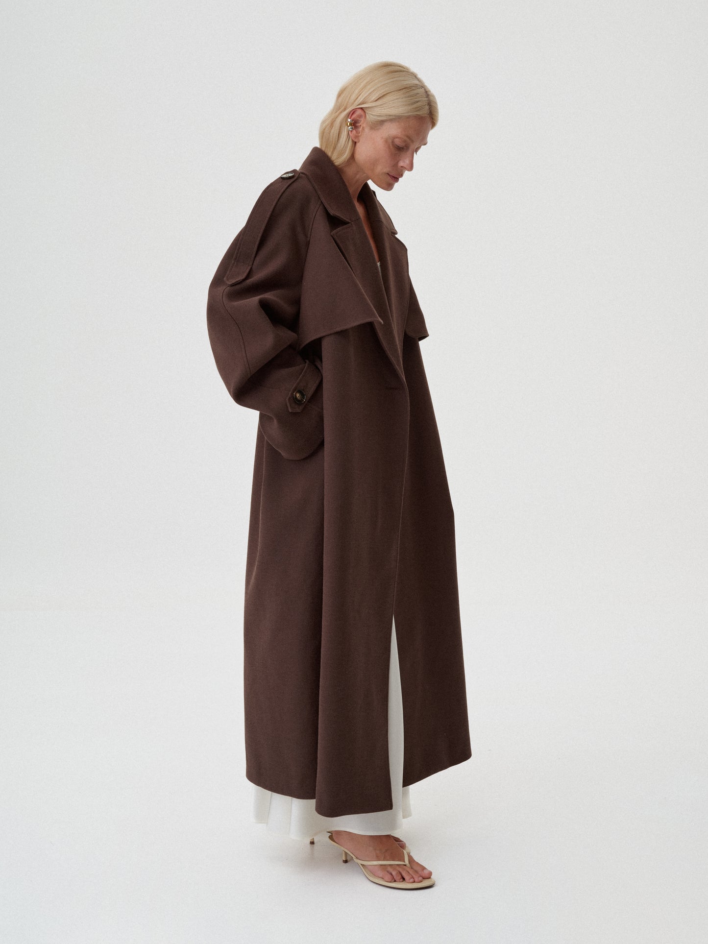 Пальто максі з поясом коричневе COUTURE